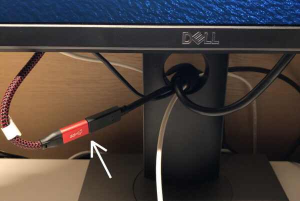 Dell モニタに 20cm の USB-C の延長ケーブルを接続
